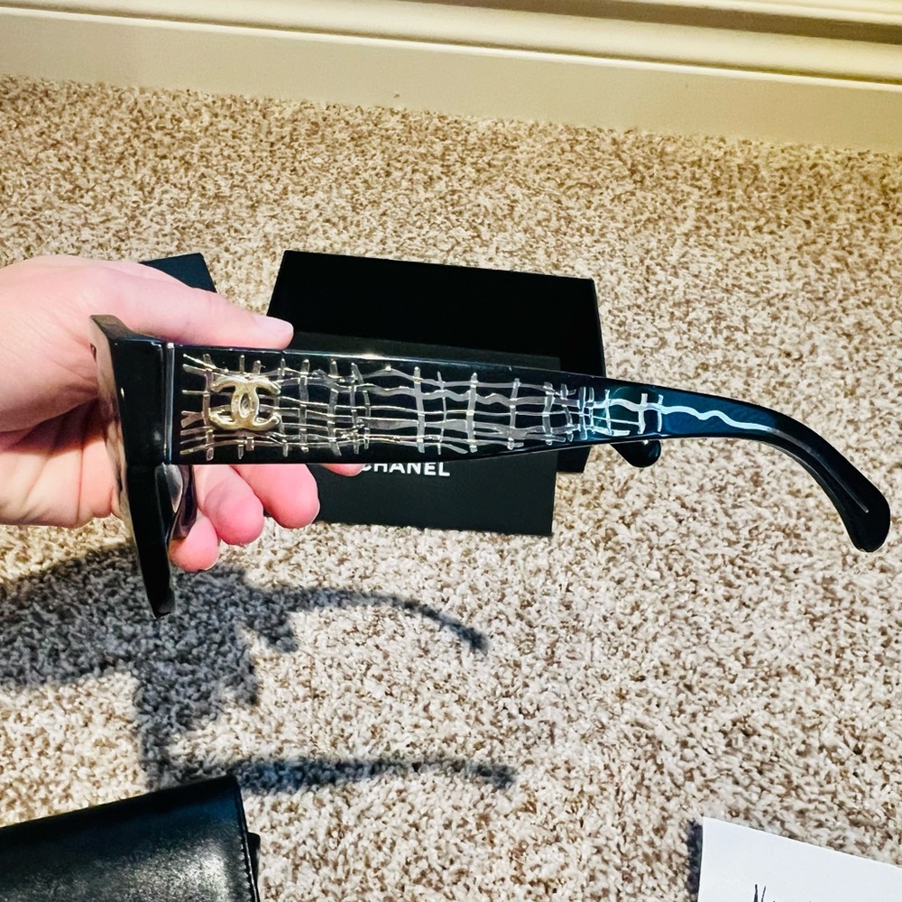CHANEL Sunglasses in excellent condition! - Picture 4 of 9